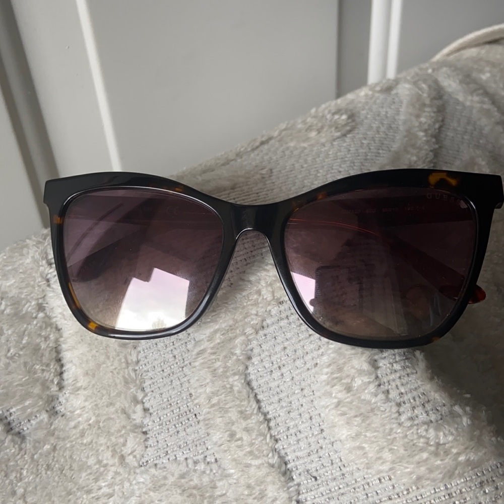 Guess GU 7520 Sunglasses. Dark Havana/Brown Mirror